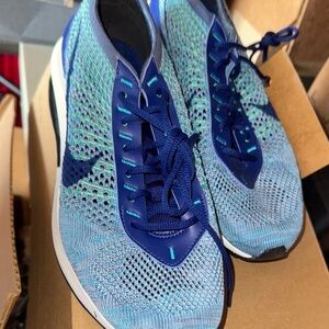 Nike Men's Blue and Teal Flyknit Running Sneakers